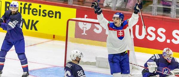 Juraj Slafkovský sa teší z gólu do siete Francúzska